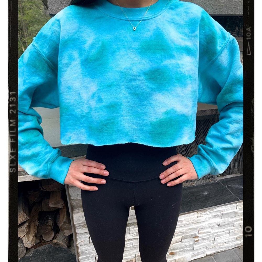 BLUE CROPPED TIE DYE CREWNECK🦋🦋🦋🦋
